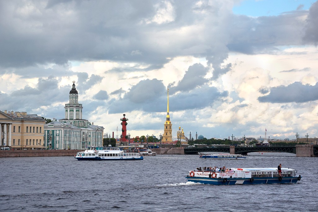 Нева и прогулочные суда у Петропавловской крепости